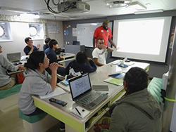 かごしま丸が大学院連合農学研究科、東京海洋大学及び愛媛大学の学生を対象とした共同利用乗船実習を実施しました