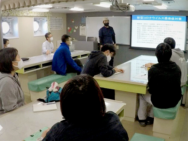 かごしま丸が本学大学院連合農学研究科と東京海洋大学の学生を対象とした共同利用乗船実習を実施しました