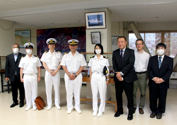 独立行政法人海技教育機構　練習船「青雲丸」船長らが鹿大水産学部を訪問