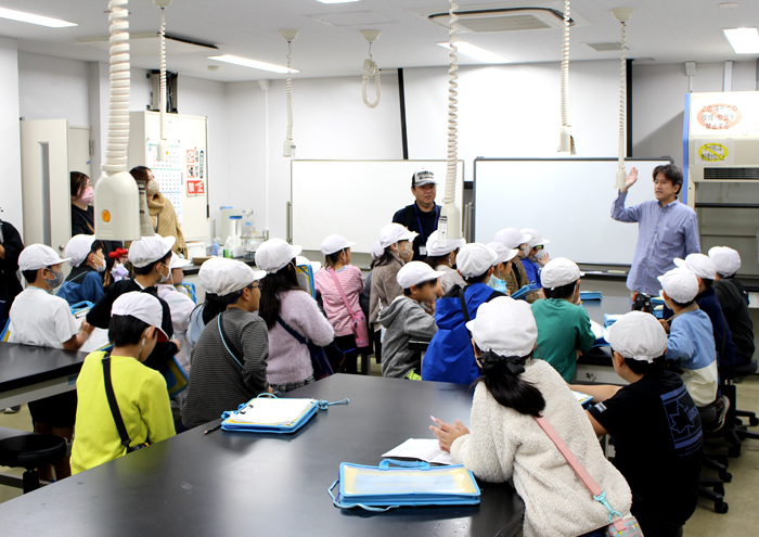 鹿児島市立八幡小学生が校区探検で水産学部見学