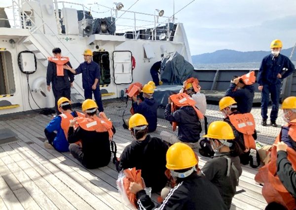 かごしま丸が大学院連合農学研究科及び愛媛大学の学生を対象とした共同利用乗船実習を実施しました