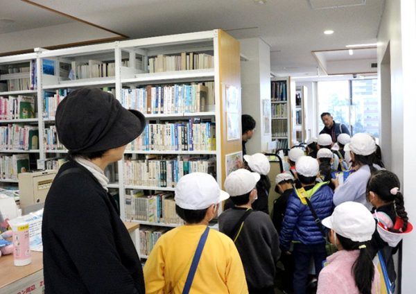 鹿児島市立八幡小学生が校区探検で水産学部を見学