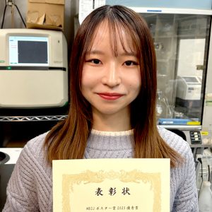 青木映璃さん（大学院農林水産学研究科・食品創成科学専攻2年）が日本分子生物学会年会にてポスター発表優秀賞を受賞