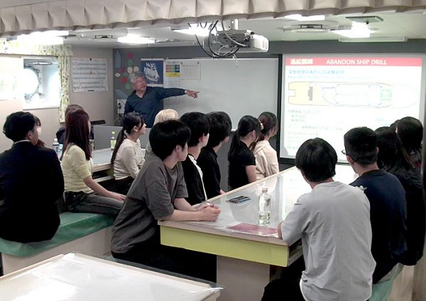 かごしま丸が早稲田大学及び本学法文学部の学生を対象とした共同利用乗船実習を実施しました（第2班）