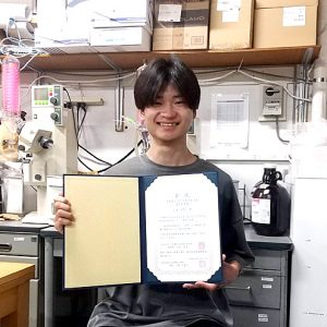 宮本栄都さん（大学院農林水産学研究科・食品創成科学専攻1年）が化学関連支部合同九州大会にて日本農芸化学会西日本支部優秀発表賞を受賞しました